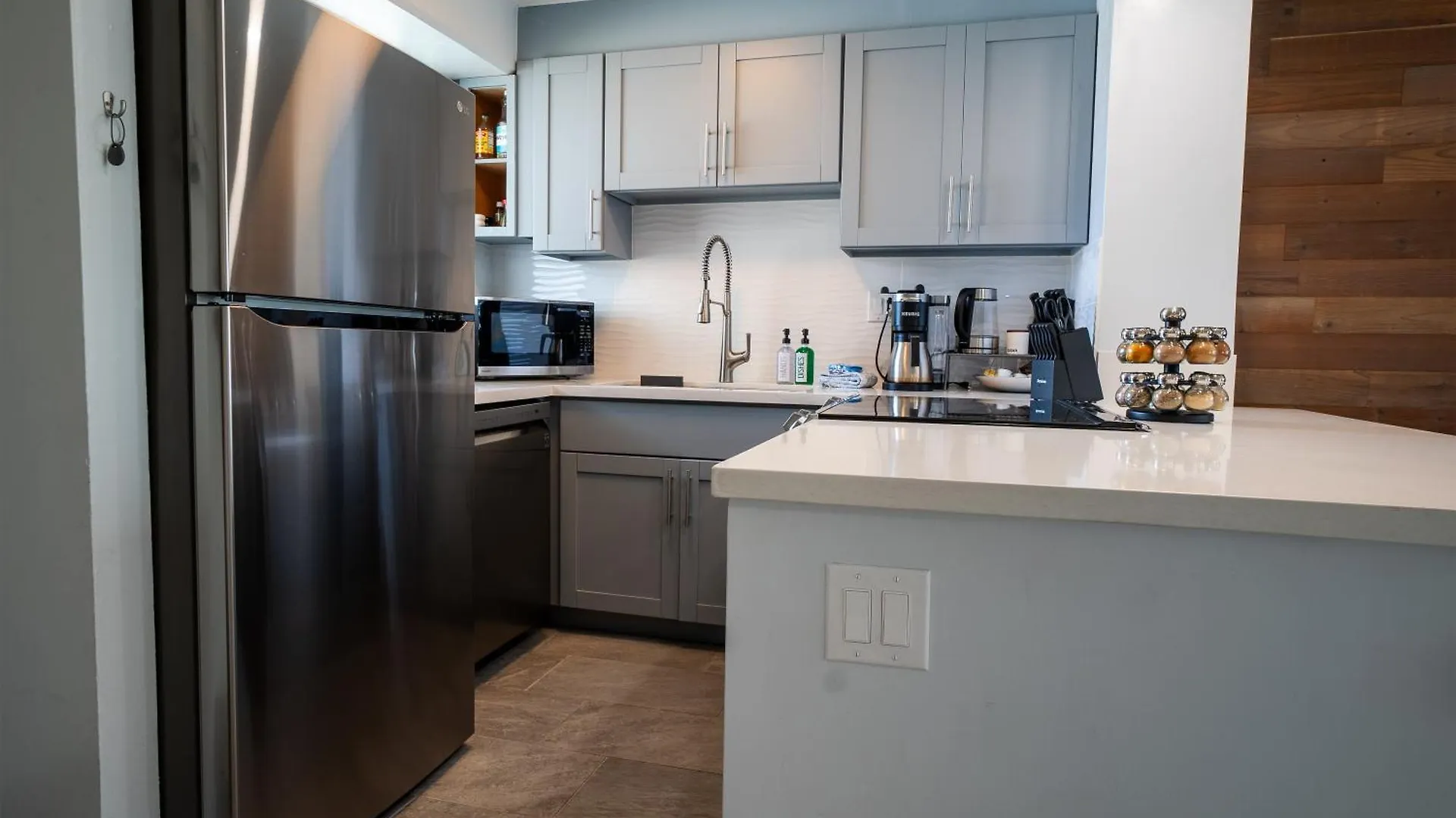 Spacious 2 Bedroom, 1 Bath Waikiki Condo Honolulu USA